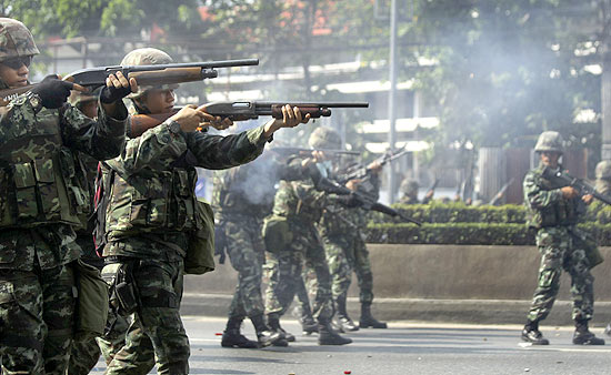 Soldados tailandeses atiram balas de borracha contra manifestantes antigoverno na capital da Tailndia