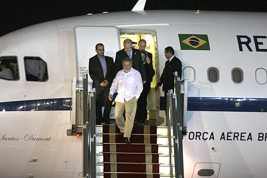 Lula desembarca do avião presidencial, na chegada ao aeroporto Mehrabad, em Teerã; presidente está otimista