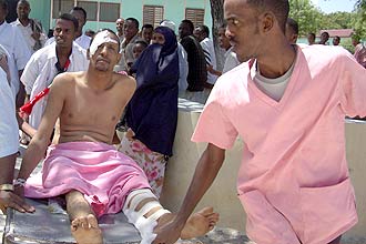 Civil ferido recebe atendimento mdico; confronto entre militantes e foras de segurana comeou aps ataque ao Parlamento somali