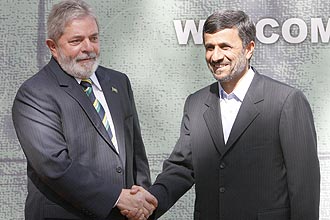 O presidente Luiz Inácio Lula da Silva aperta aos mãos do irariano Mahmoud Ahmadinejad; os dois se encontraram hoje em Teerã