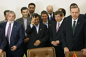 Iraniano Mahmoud Ahmadinejad comemora assinatura de acordo nuclear com Luiz Inacio Lula da Silva, e o turco Recep Erdogan