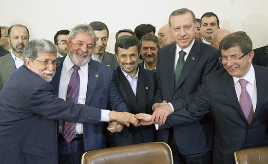 Celso Amorim (esq.), Luiz Inácio Lula da Silva, Mahmoud Ahmadinejad, e Recep Tayyip Erdogan (dir.) comemoram acordo 