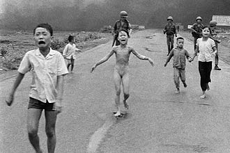 A menina Kim Phuc, ento com nove anos, corre pelas ruas depois de ataque no Vietn; criana se encontra com jornalistas