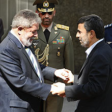 Lula cumprimenta o lder iraniano, Mahmoud Ahmadinejad; para analista, negociaes no iro deter o Ir