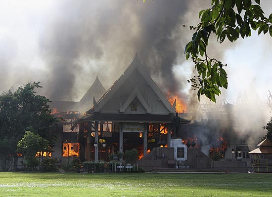 Prefeitura na Provncia Ubon Ratchathani fica em chamas durante os protestos dos camisas vermelhas