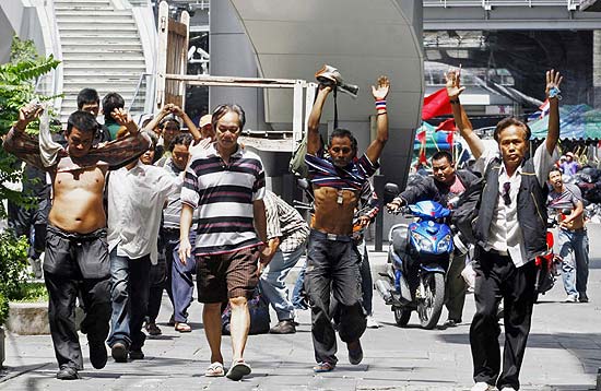 Manifestantes antigoverno levantam armas ao deixar acampamento no corao financeiro de Bancoc (Tailndia)