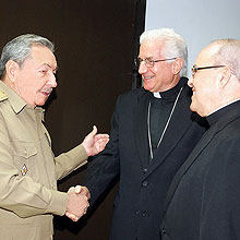Imagem mostra primeira reunio entre o lder Ral Castro e membros da Igreja de Cuba