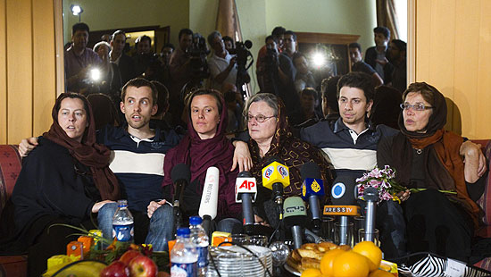 Mes dos alpinistas americanos falam  imprensa ao lado de seus filhos, presos em Teer h um ano