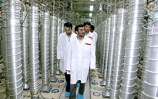 Em imagem de arquivo de 2008, Mahmoud Ahmadinejad passa em vistoria na usina nuclear de Natanz, no Irã
