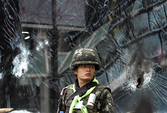 Soldado tailands em frente ao maior shopping center do pas, o Central World, que foi alvo de incndio