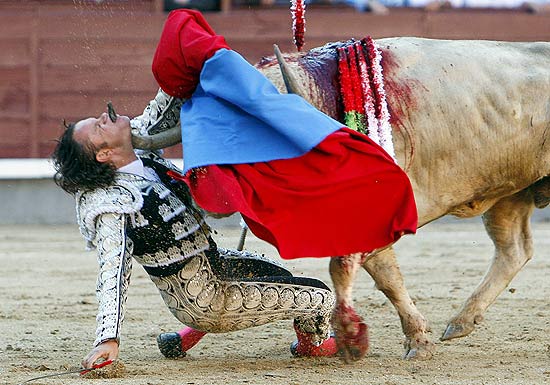 Chifre
 entrou pelo pescoço e saiu pela boca do tourieo Julio Aparico, durante 
acidente em Madri