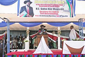 Salva Kiir presta juramento como primeiro presidente do sul do Sudo; regio vota em oito meses sobre independncia do norte 