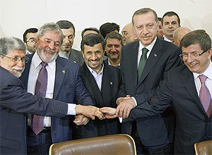 Da esquerda para a direita: o chanceler Celso Amorim, o presidente Lus Incio Lula da Silva, o iraniano Mahmoud Ahmadinejad, o premi Tayyip Erdogan e o chanceler Ahmet Davutoglu