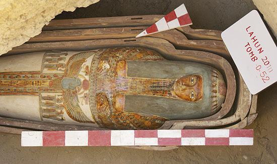 Aruqólogos encontram coleção de tumbas faraônicas no Egito; e nelas este sarcófago de madeira pintada