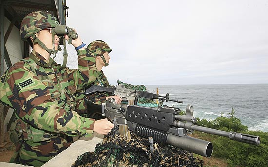 Soldados sul-coreanos vigiam posto em Gangneung; Rússia envia equipe para investigar naufrágio de corveta