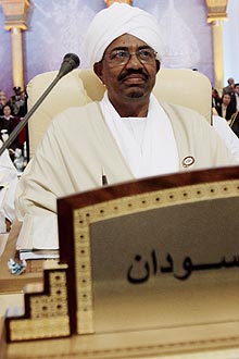 O sudanês Omar al Bashir, que foge de prisão por crimes de guerra 
cometidos em Darfur