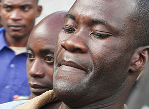 Tiwonge Chimbalanga ( dir.) e Steven Monjeza deixam o tribunal aps serem sentenciados