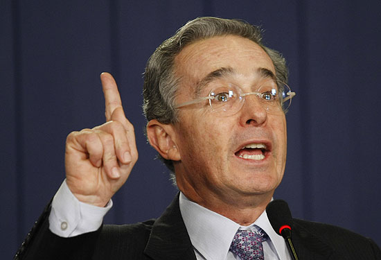 Presidente da Colmbia, Alvaro Uribe, deve entregar o comando em 64 dias