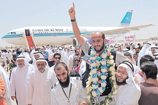 Um dos 16 ativistas kuaitianos, Abdolrahman al Failakawi retorna ao seu pas aps deportao de Israel