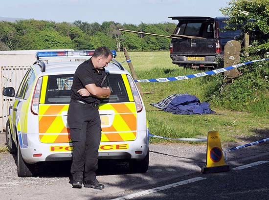 Lençol cobre corpo de vítima; taxista de 52 anos abriu fogo no Reino Unido, matando 12 e ferindo 25