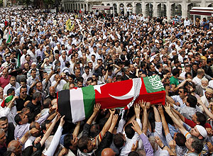 Na Turquia, milhares acompanham funeral dos oito turcos mortos no ataque de Israel a barcos