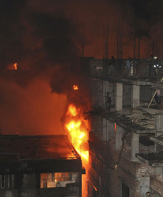 Prédio de apartamentos pega fogo em Bangladesh; ao menos 34 morrem