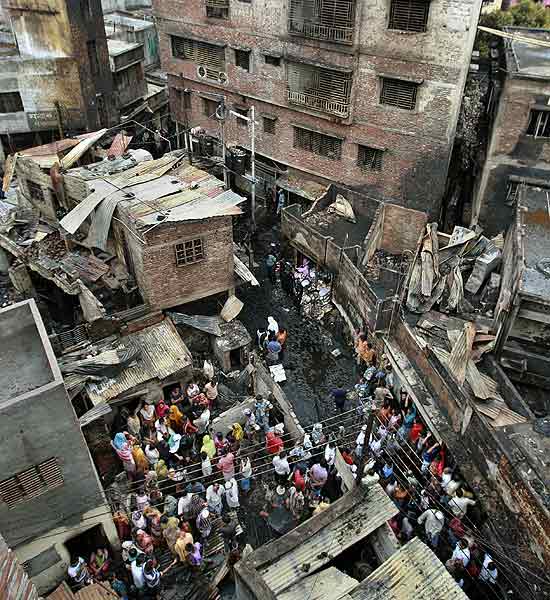 Familiares das vítimas são consolados no centro de Dacca; incêndio matou mais de cem