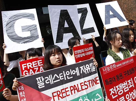 Ativistas de direitos humanos protestam em frente  embaixada de Israel em Seul, na Coreia do Sul