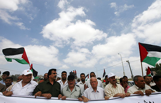 Palestinos da faixa de Gaza protestaram junto  linha de fronteira com Israel