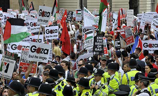 Milhares de pessoas levantaram cartazes e bandeiras palestinas em Londres, em frente  embaixada de Israel