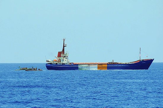 Barcos da Marinha de Israel se aproximam do Rachel Corrie; ativistas tentavam furar bloqueio a Gaza