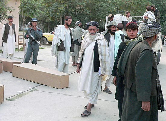 Familiares aguardam funeral após explosões durante festa de casamento no Afeganistão