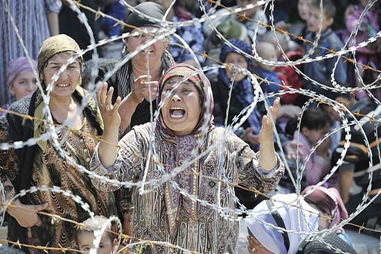 Refugiada uzbeque que perdeu a famlia aps os confrontos tnicos busca asilo no Uzbequisto