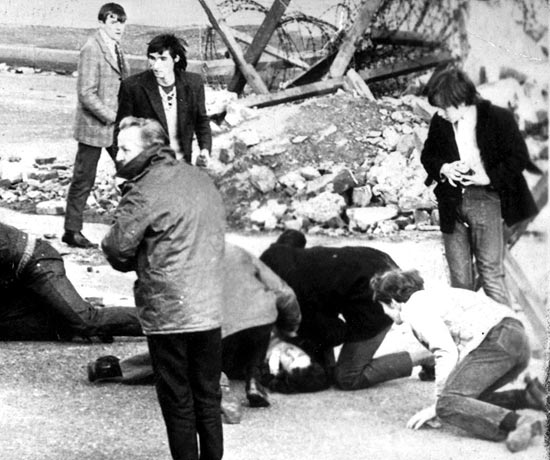 Foto de arquivo mostra familiares dos norte-irlandeses mortos em 1972 pelo Exrcito britnico