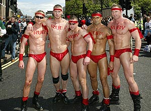 Participantes na parada do Orgulho Gay, em Londres, Inglaterra