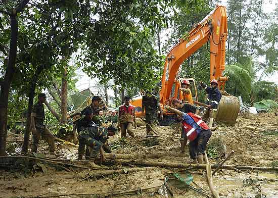 Equipes limpam área atingida por deslizamentos de terra em Bangladesh; ao menos 47 morrem