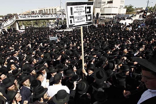 Judeus ultra-ortodoxos participam de protesto em Jerusalém; decisão judicial causa controvérsia