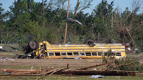 Ônibus escolar de cabeça para baixo após passagem de tornado em Wadena (Minnesota); ao menos três morrem
