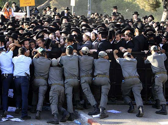 Policiais entram em confronto com manifestantes ultra-ortodoxos durante protesto em Jerusalém