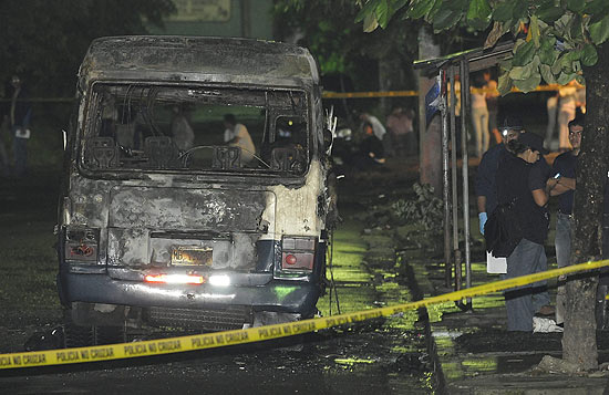 Ônibus incendiado em San Salvador; ao menos 13 pessoas morreram queimadas
