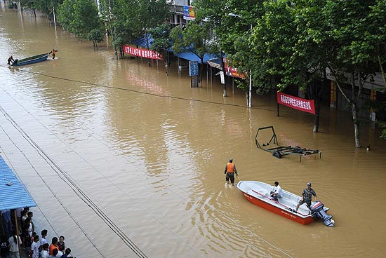 Rua inundada em Fuzhou,na Província de Jiangxi; enchentes matam quase 200 na China 