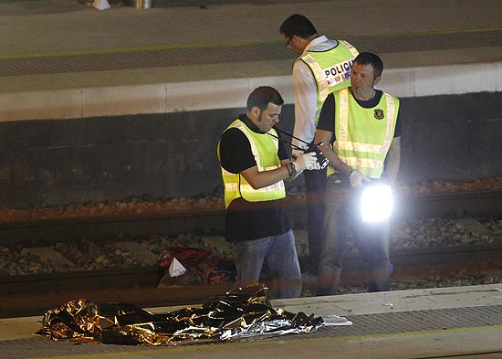 Polcia espanhola pericia local do acidente; testemunha disse que estao estava "abarrotada"