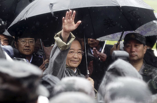 Primeiro-ministro chinês, Wen Jiabao, acena para a multidão durante visita a vítimas das enchentes na cidade de Fuzhou