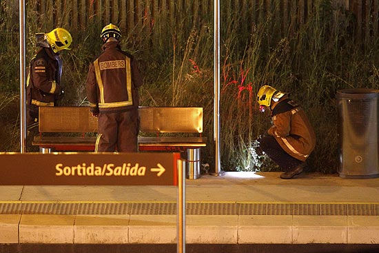 Bombeiros da Catalunha resgatam restos dos 12 mortos atropelados por um trem na Espanha