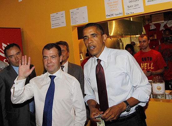 O presidente dos EUA, Barack Obama, e o da Rssia,Dmitry Medvedev, acenam depois de almoar em lanchonete