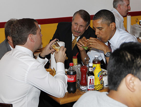 Os presidentes Barack Obama e Dmitry Medvedev, comem hamburgueres na capital Washington