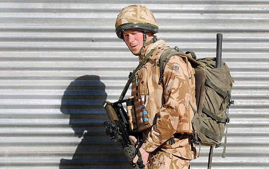 O príncipe Harry patrulha o sul afegão, onde serviu no Exército em ações contra o Taleban em 2008
