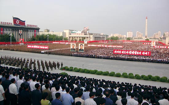 Na Coreia do Norte, soldados e civis participam de manisfestação no centro de Pyongyang
