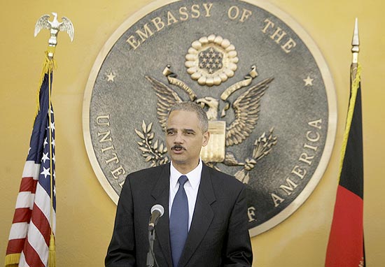 Secretrio de Justia dos EUA, Eric Holder, faz breve declarao  imprensa em visita-surpresa ao Afeganisto