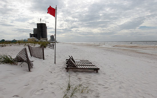 Praia vazia na costa do Alabama; Alex prejudica esforos para conter vazamento de petrleo